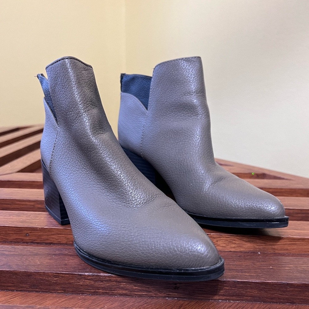 Simply Vera Wang gray pointy booties / size 8.5